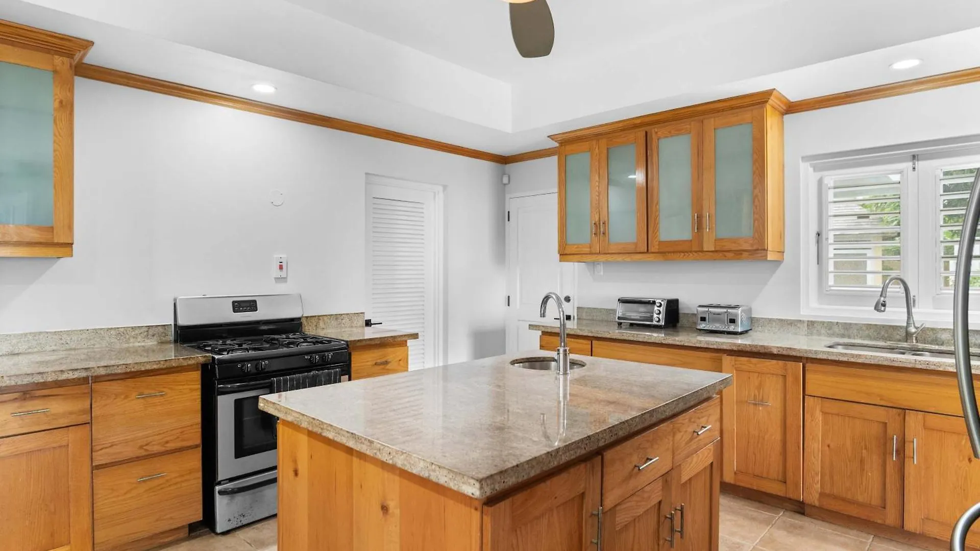 Hospitality Expert Greens: 6Br Pool Beach Chef Montego Bay Villa